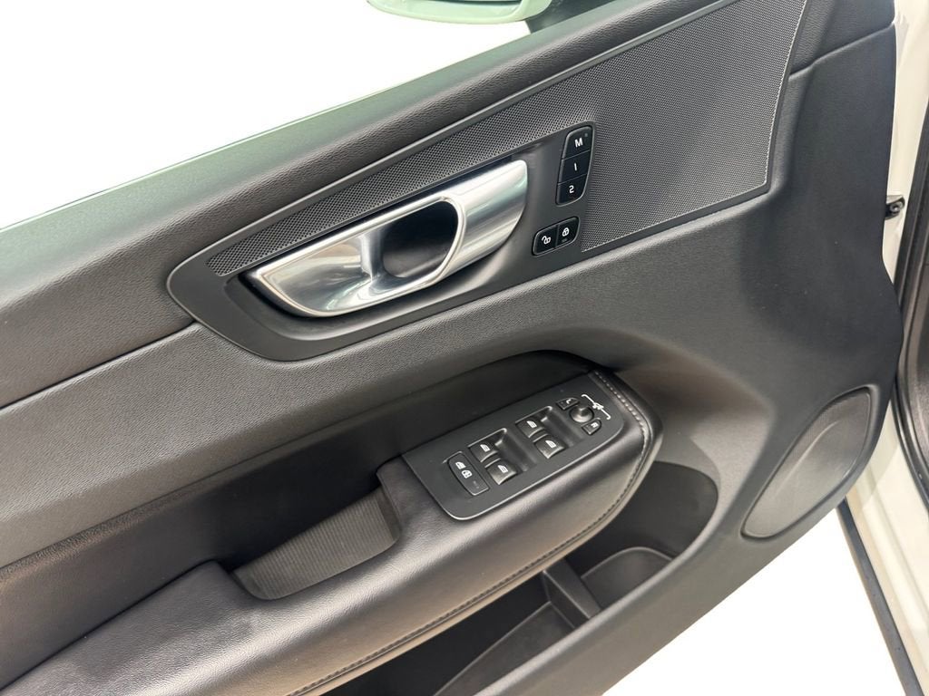 2023 Volvo XC60 Recharge Plug-In Hybrid T8 Plus Bright Theme